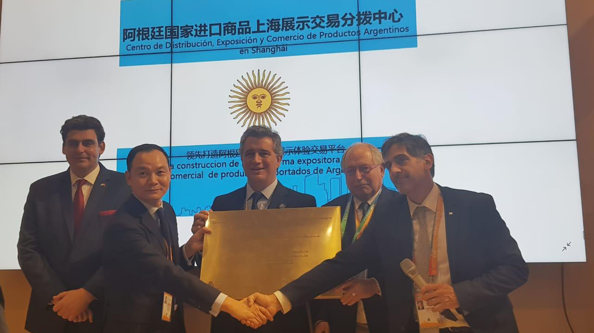 Tripodi con el secretario de Agroindustria Luis Miguel Etchevehere, el embajador argentino en China, Diego Guelar, y funcionarios chinos