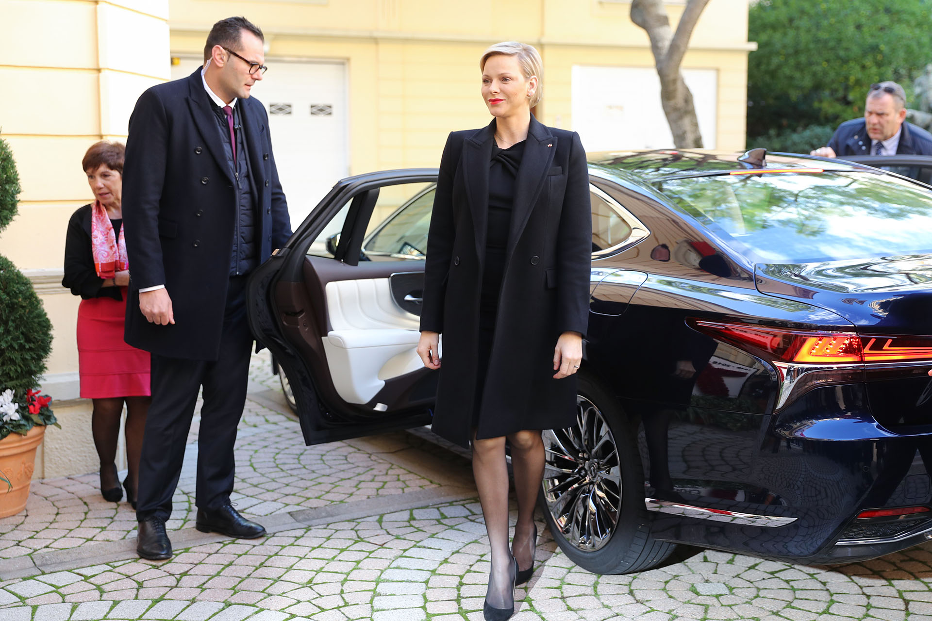 En esta ocasión, la princesa lució un estilismo negro, que incluyó un vestido a la rodilla y un tapado suelto de líneas simples