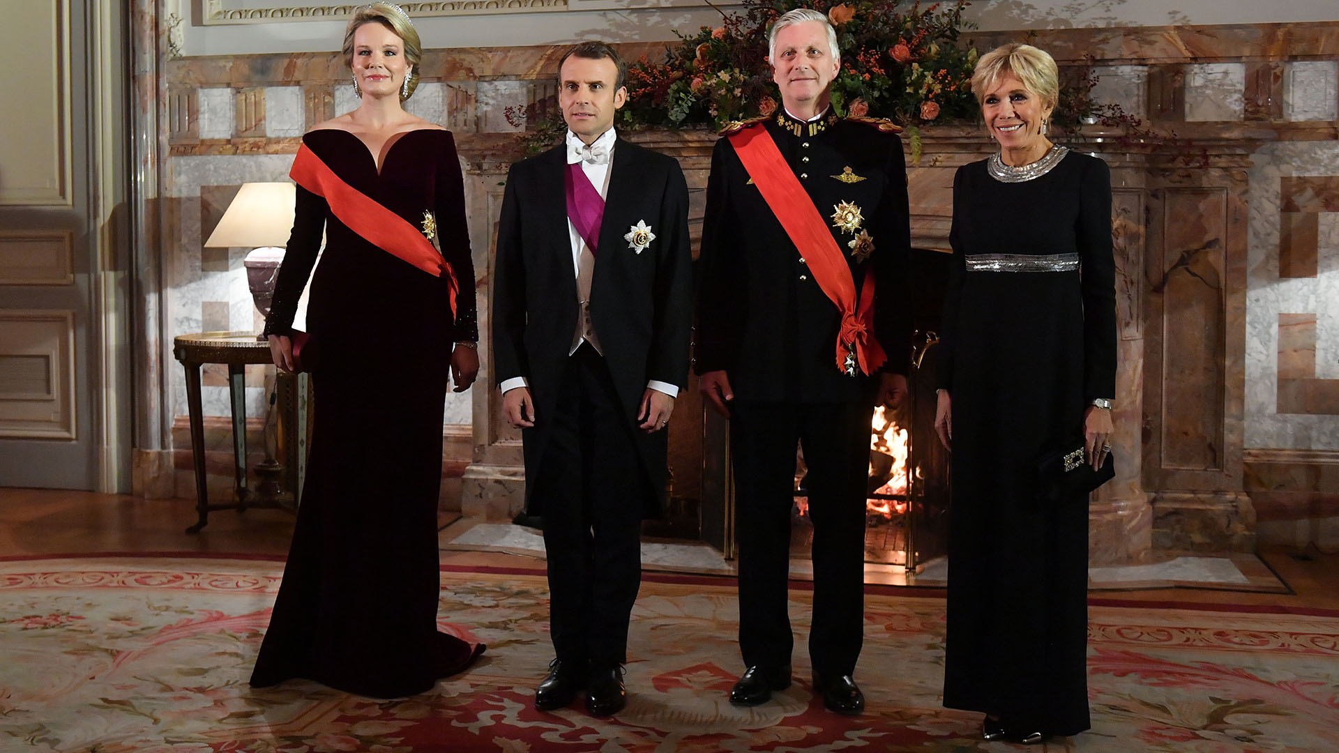 Mathilde eligió un impactante vestido de terciopelo con escote corazón, mientras que Brigitte escogió uno negro combinado con plata