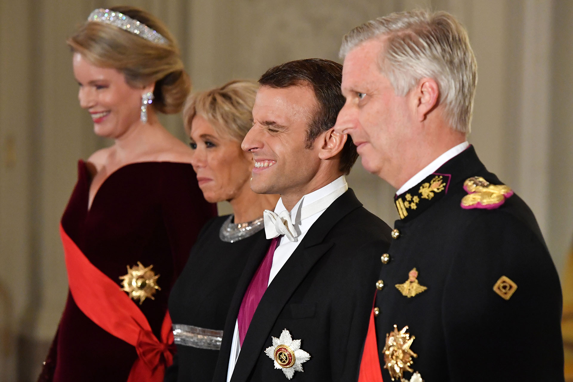 Por la noche, ambos matrimonios se vistieron de rigurosa etiqueta para la cena de gala en el Palacio Real, en Laeken