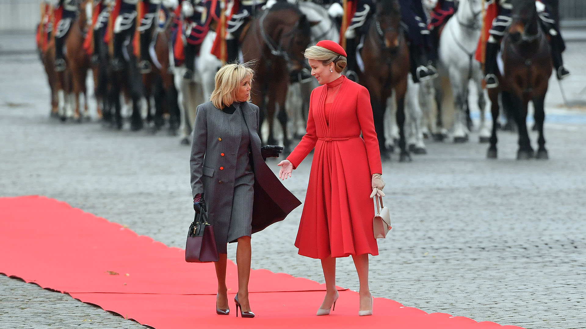 Durante el día, ambas mujeres impactaron con sus elegantes y formales estilismos en la ceremonia de bienvenida que se llevó a cabo en Bruselas
