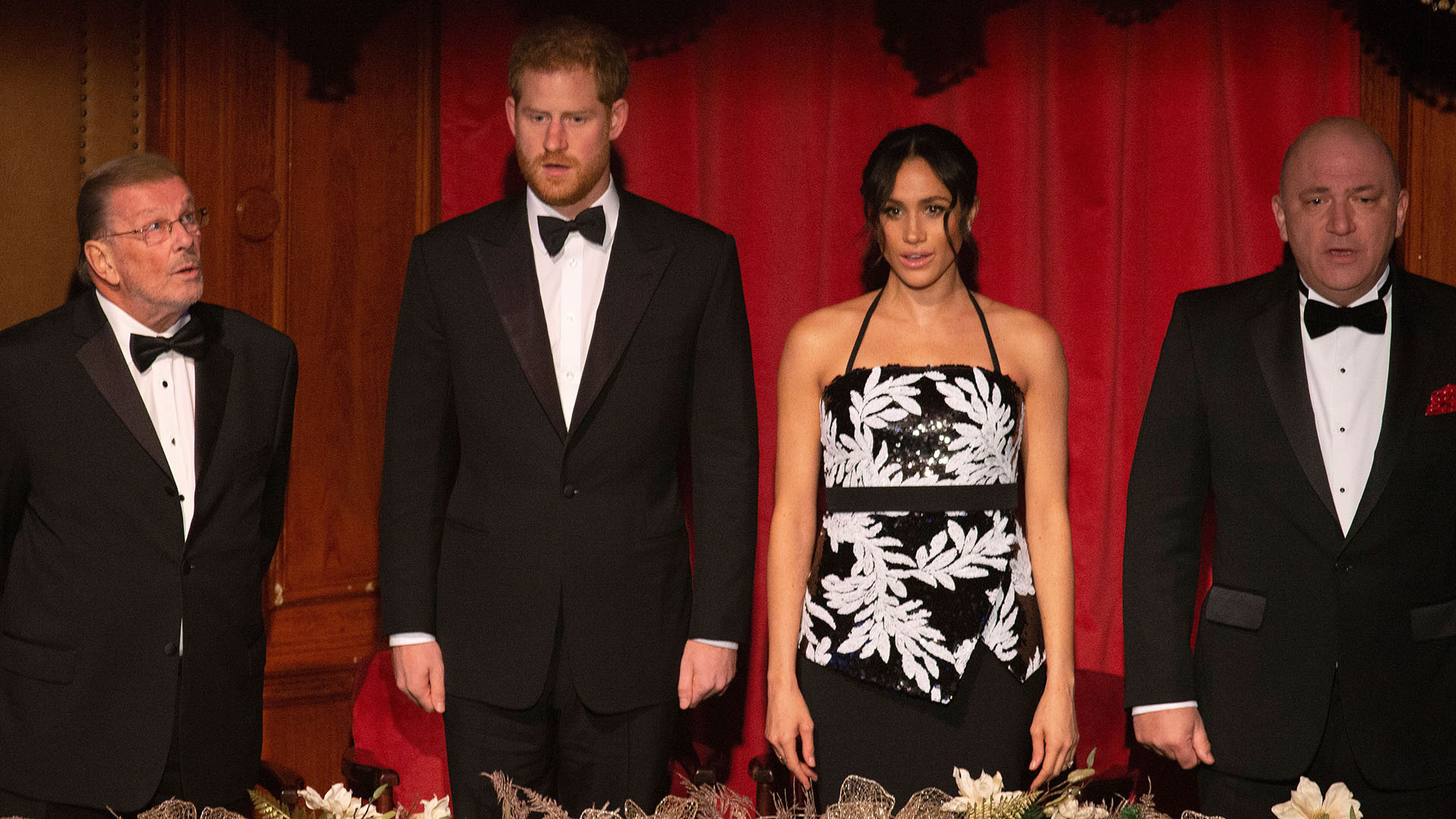 Meghan lució su abultado vientre con un vestido largo blanco y negro, de estampa floral y tiras en su cuello
