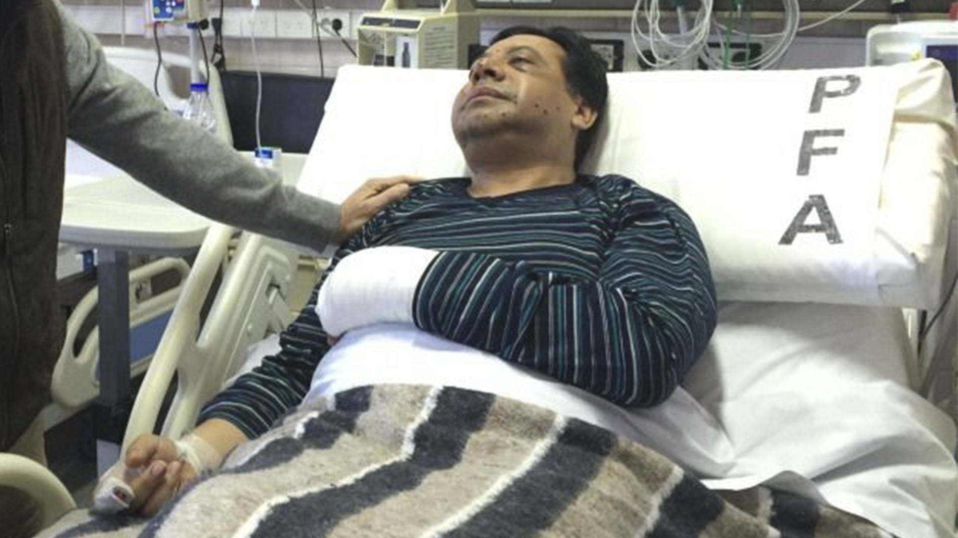 El comisario inspector Gustavo Santos Díaz en el hospital Churruca tras ser atacado.