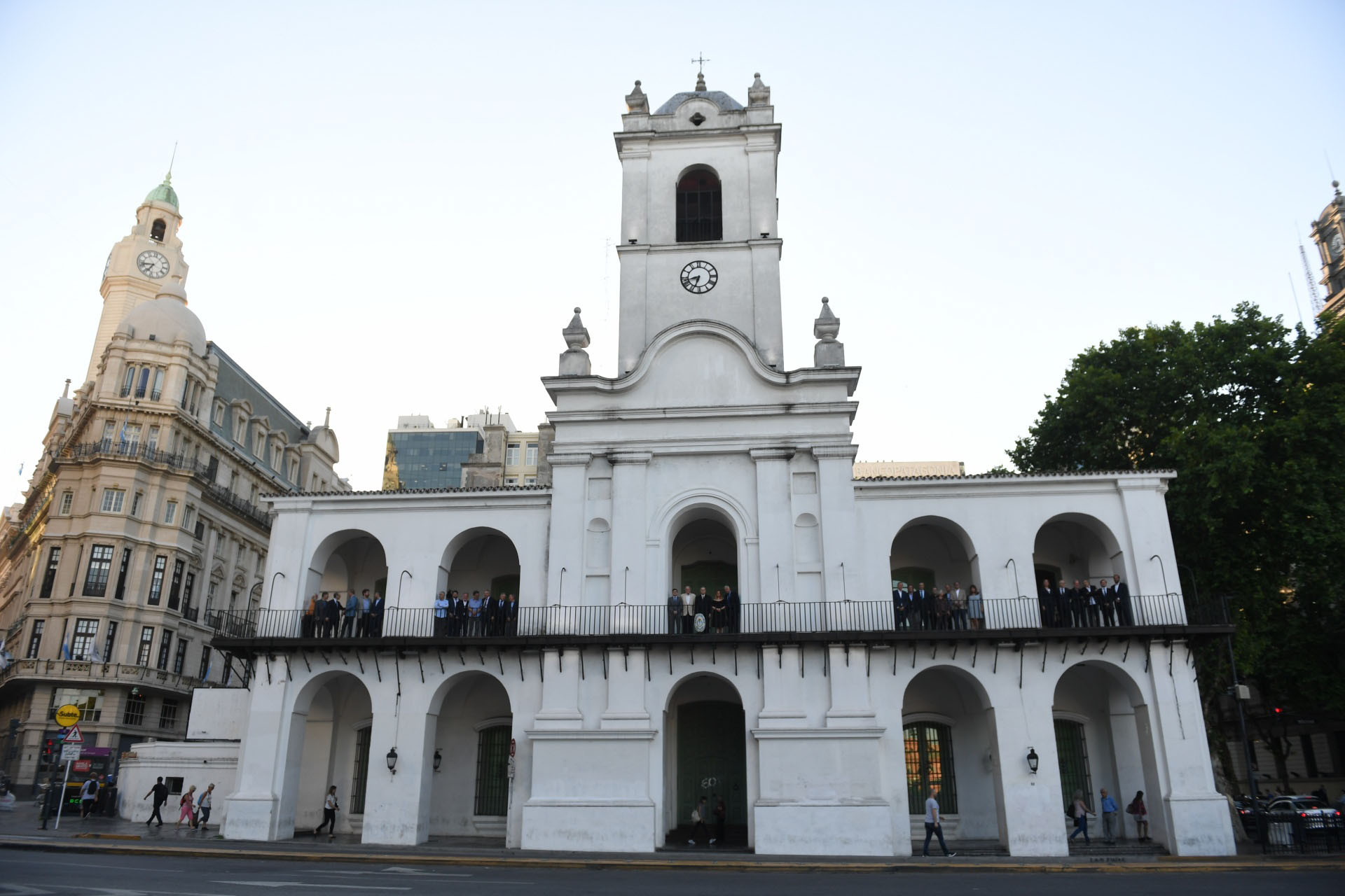 El frente del Cabildo con los periodistas y editores de medios en los balcones