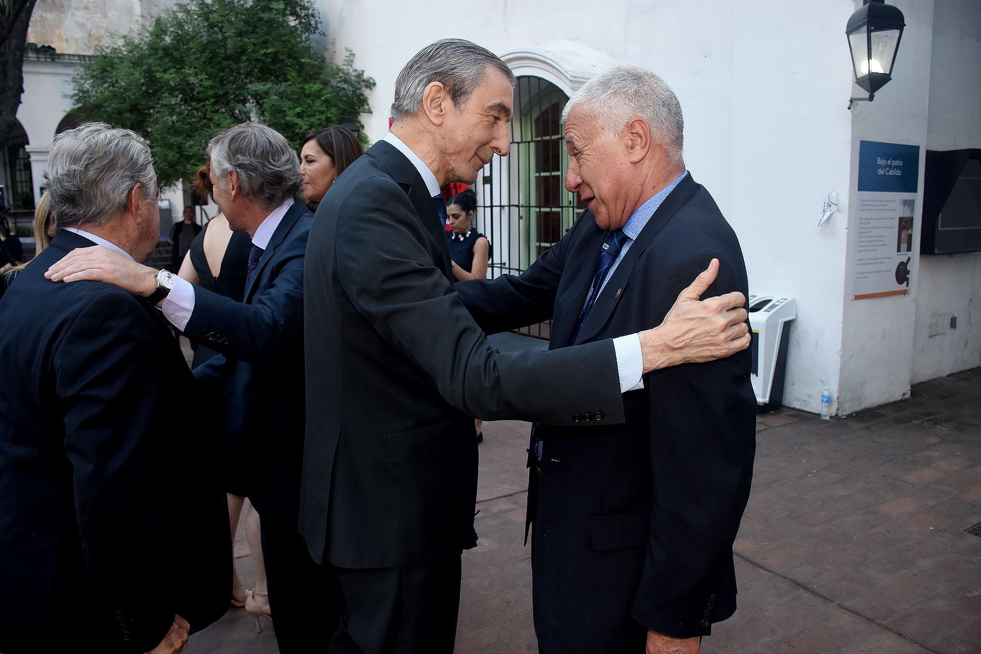 Nelson Castro saluda a Carlos Campolongo