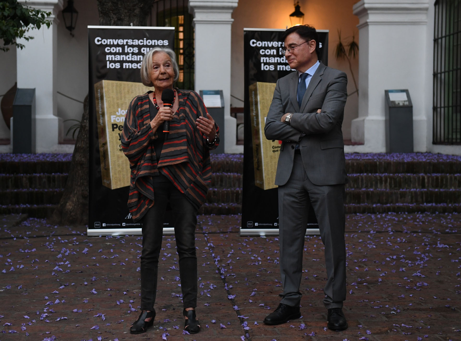 El director de la editorial Perfil, Jorge Fontevecchia, y la ensayista Beatriz Sarlo durante la presentación en el Cabildo