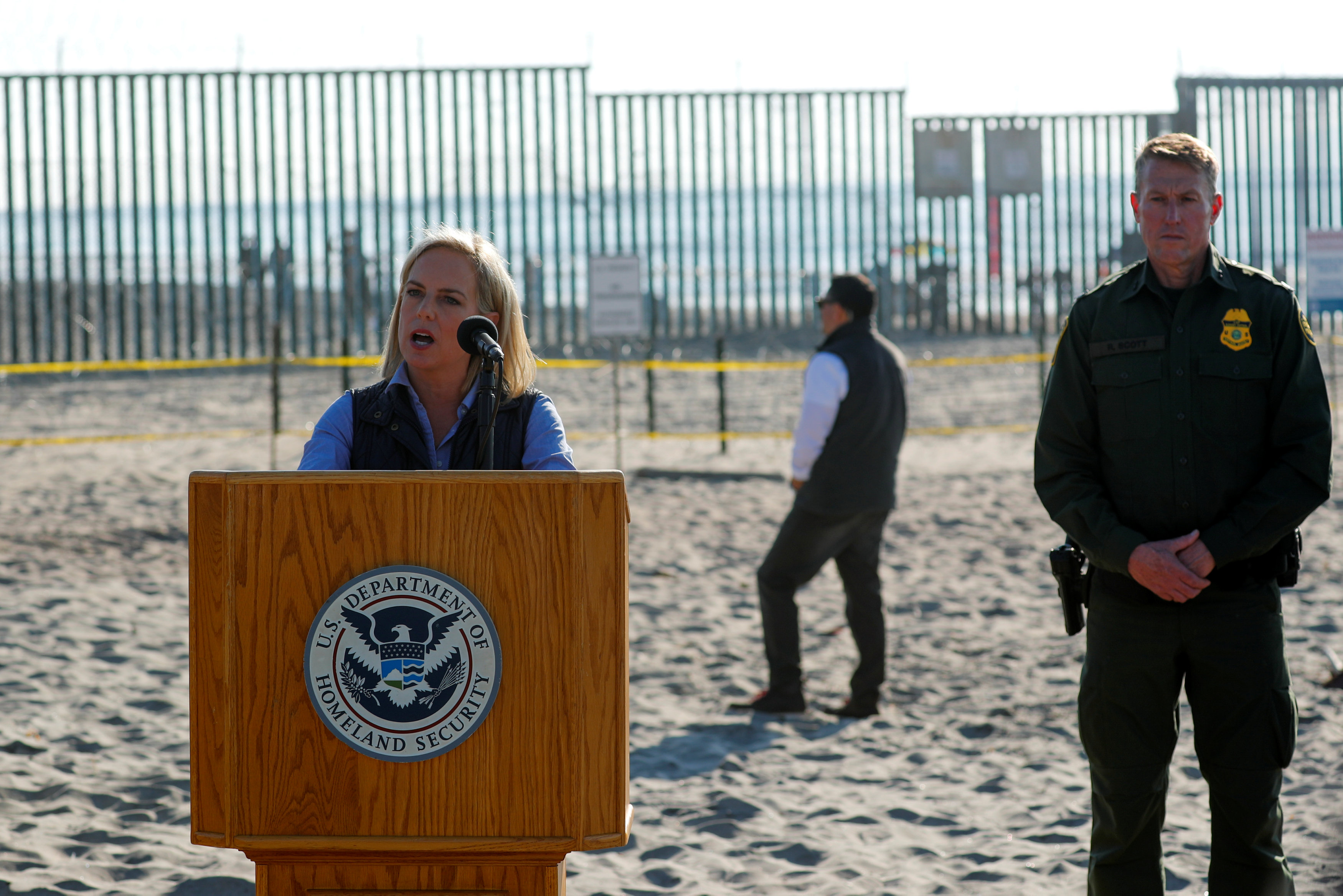 La Secretaria de Seguridad Nacional Kirstjen M. Nielsen en la frontera con México en San Diego, California (REUTERS/Mike Blake)