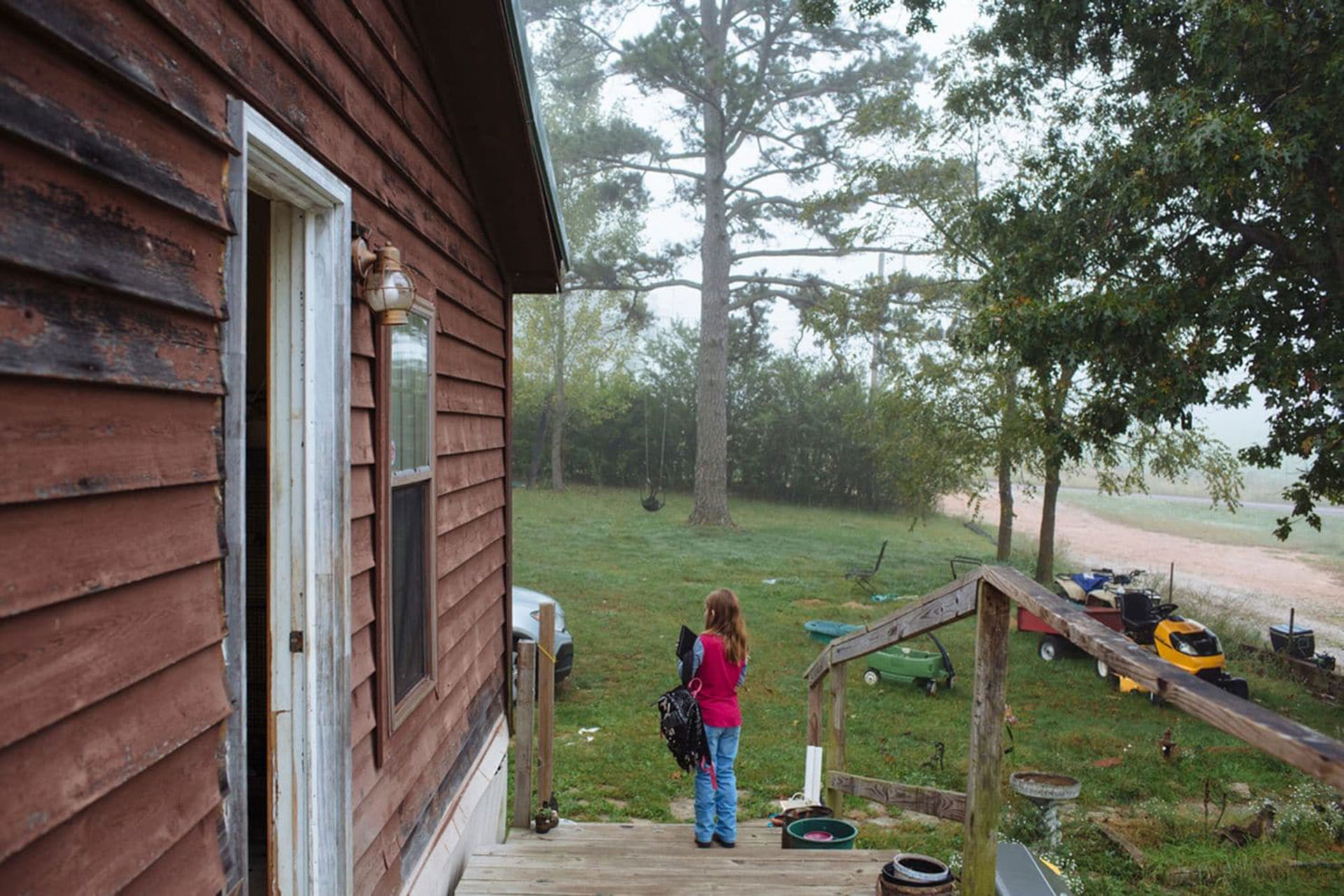 Raeleigh espera que su abuela la lleve a su escuela cerca de Vanzant, Missouri (Angus Mordant/The Washington Post)