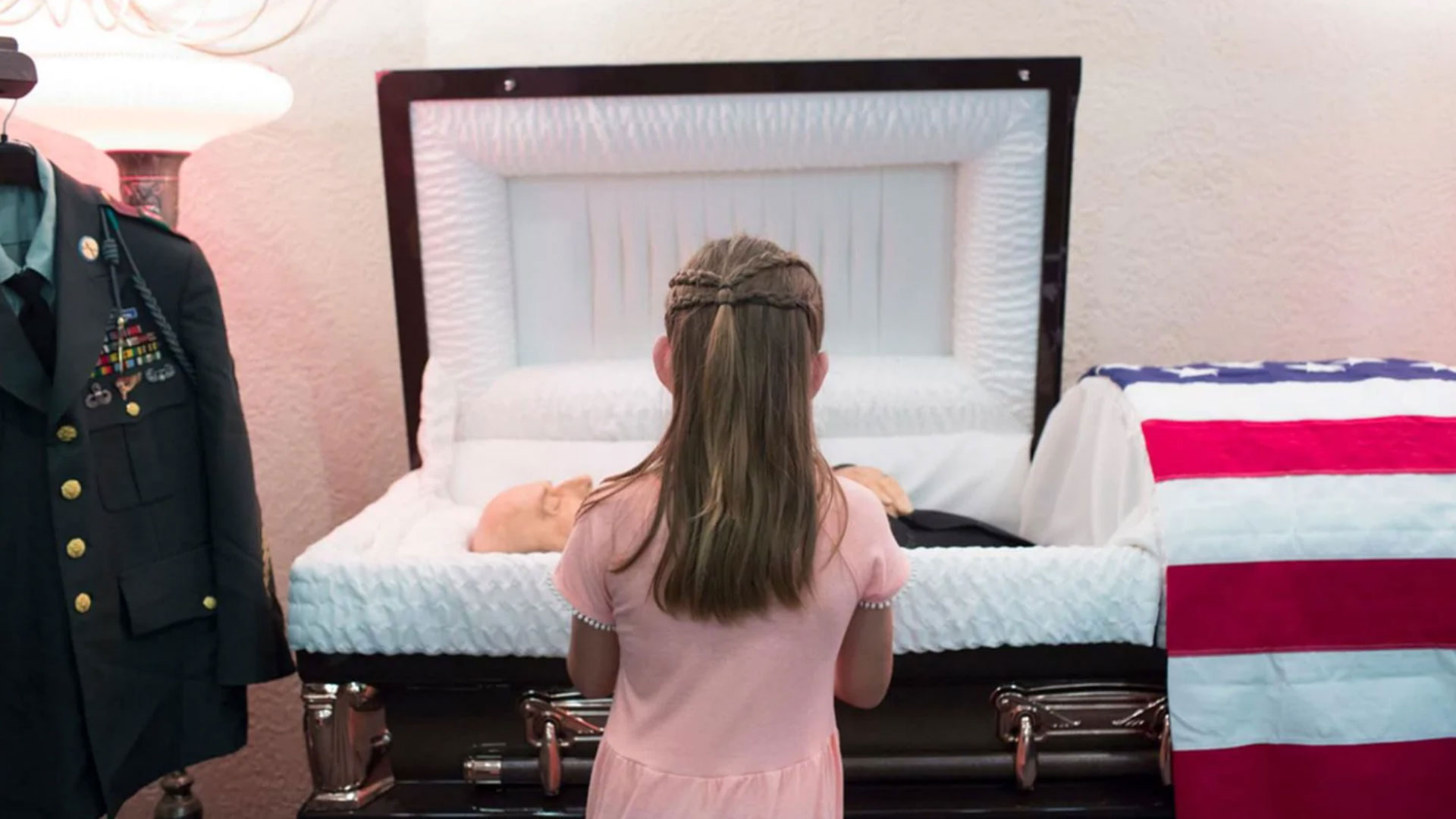 Raeleigh Mae Guzmán despide a su bisabuelo (Angus Mordant/The Washington Post)