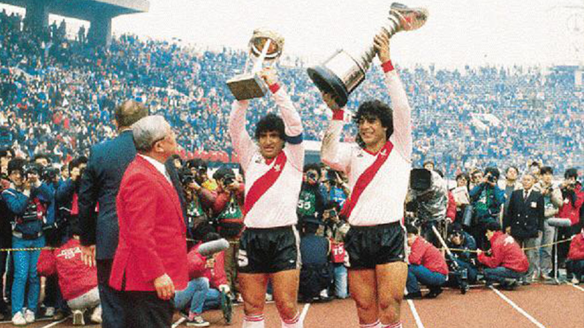 Juan Gilberto Funes (d) y “Tolo” Gallego (i) desfilan con la Copa Libertadores 1986 y la Intercontinental que River ganaría después ante el Steaua de Bucarest, con el gol de Antonio Alzamendi en Japón