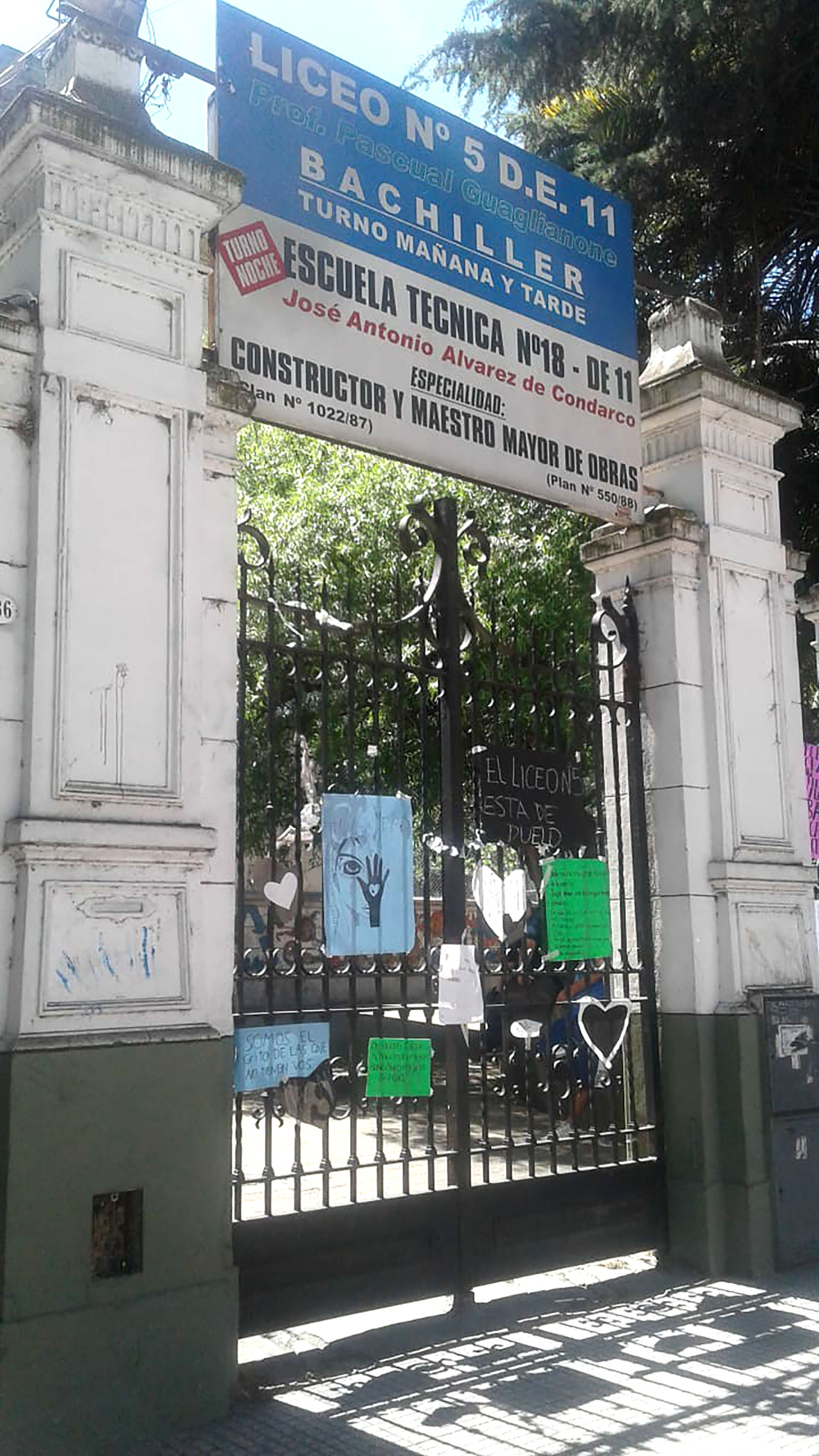 Los compañeros de Nahomi cubrieron la entrada con carteles
