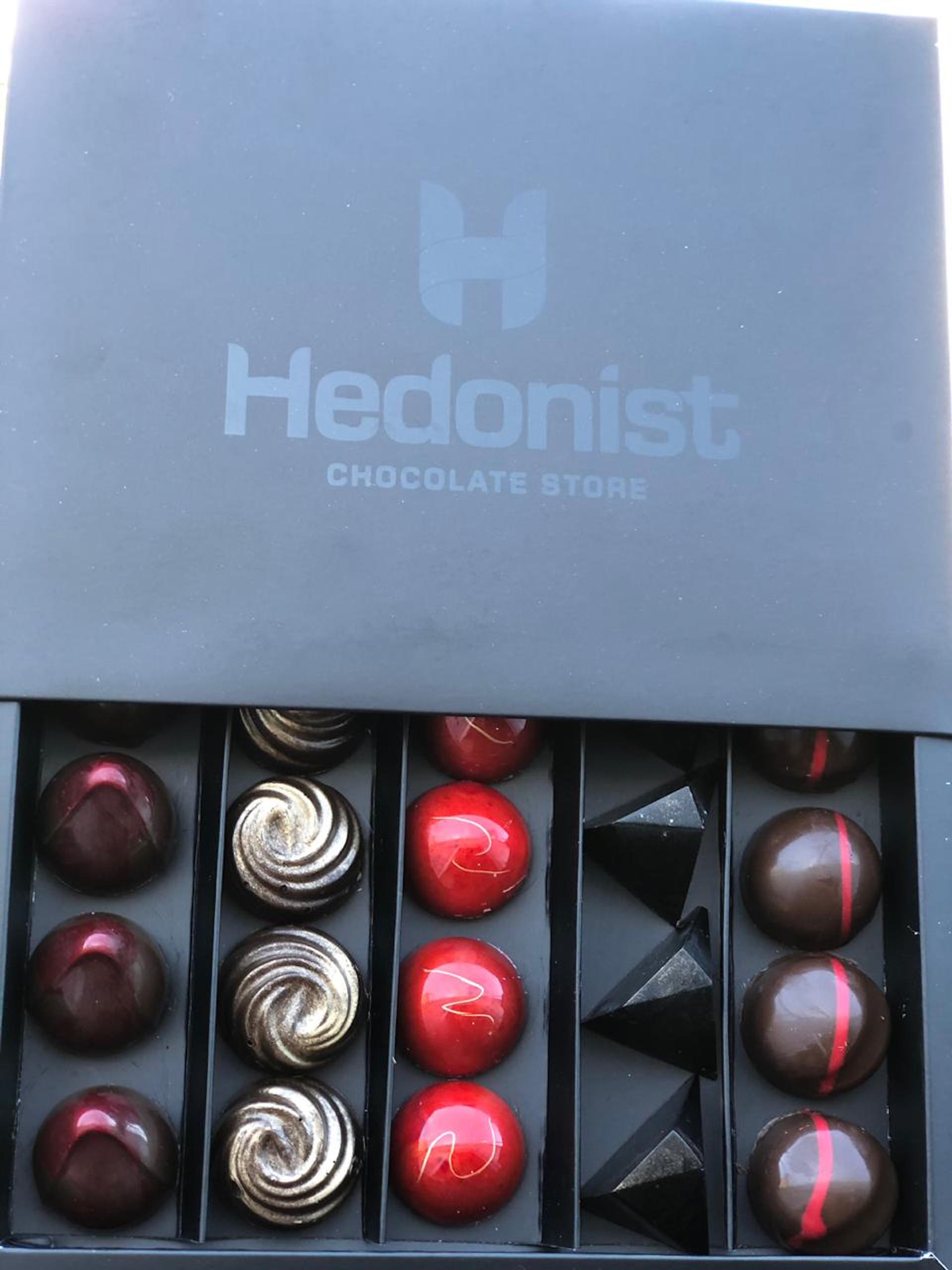 Los invitados se llevan para disfrutar en casa de un caja de chocolates Hedonist.