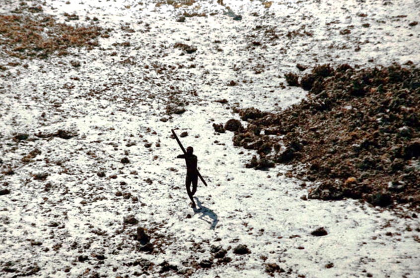 Quien intente acercarse a la isla será recibido por sus habitantes con flechas envenenadas