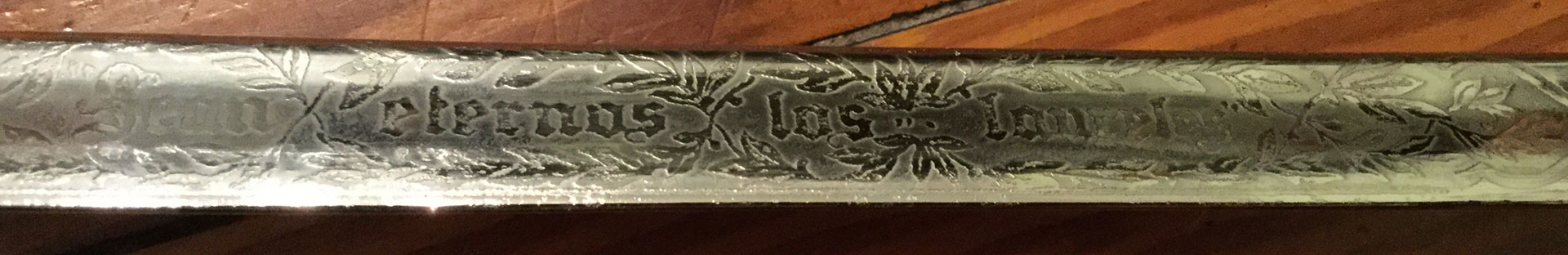 La hoja lleva grabada la frase “Sean eternos los laureles”