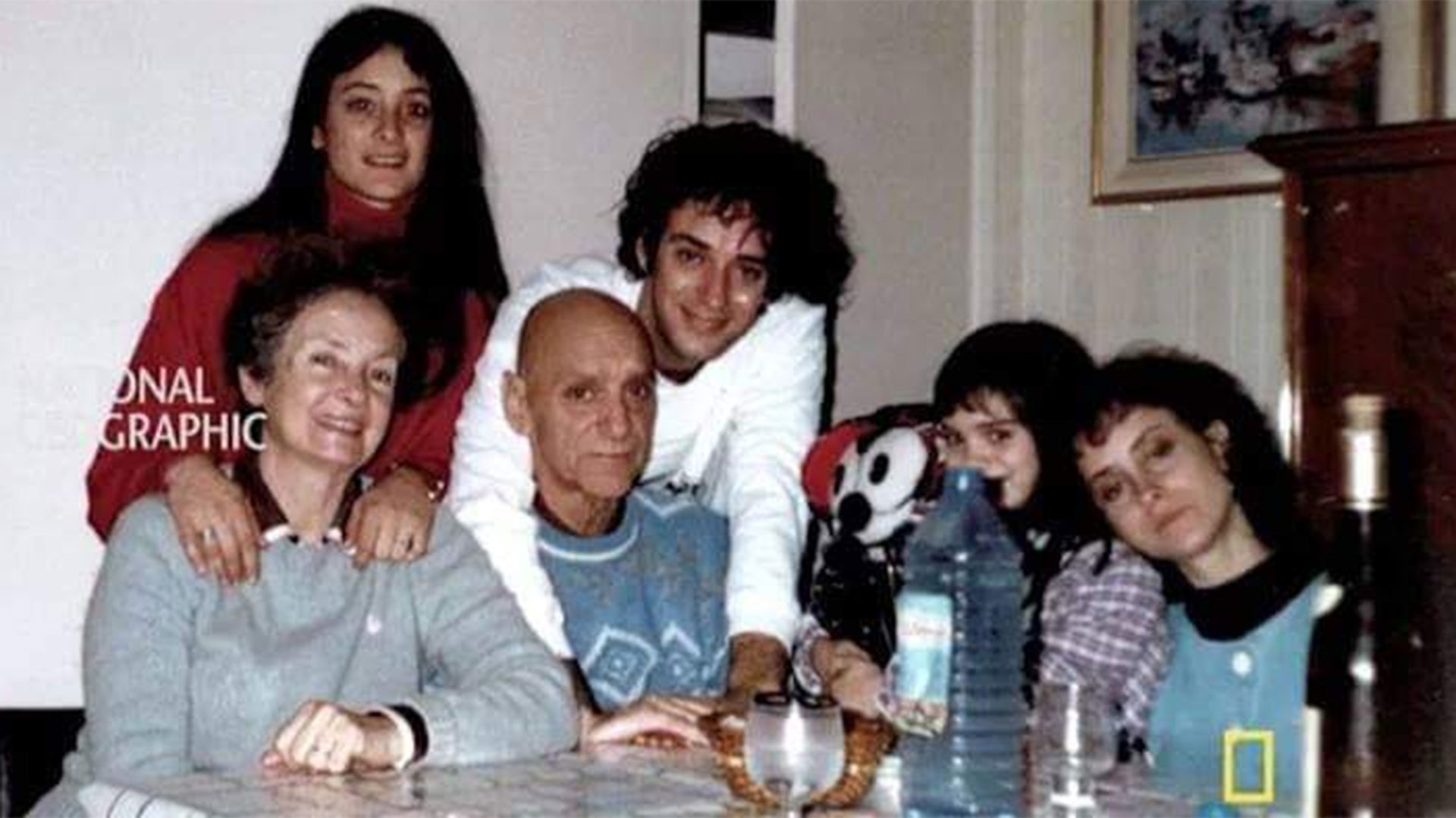 Gustavo junto a sus padres, hermanas y su sobrina a comienzos de los ’90 (Crédito: National Geographic)