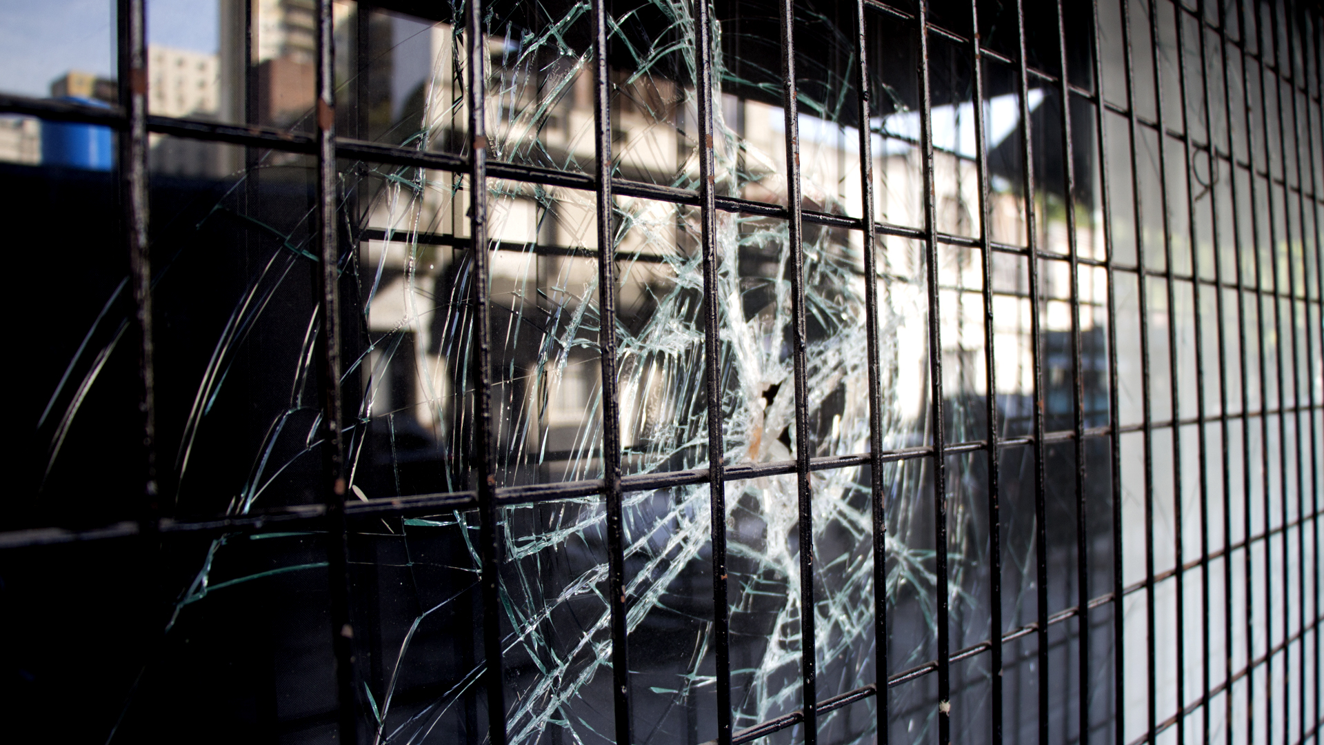 Los destrozos causados por la barra de All Boys (foto Thomas Khazki)