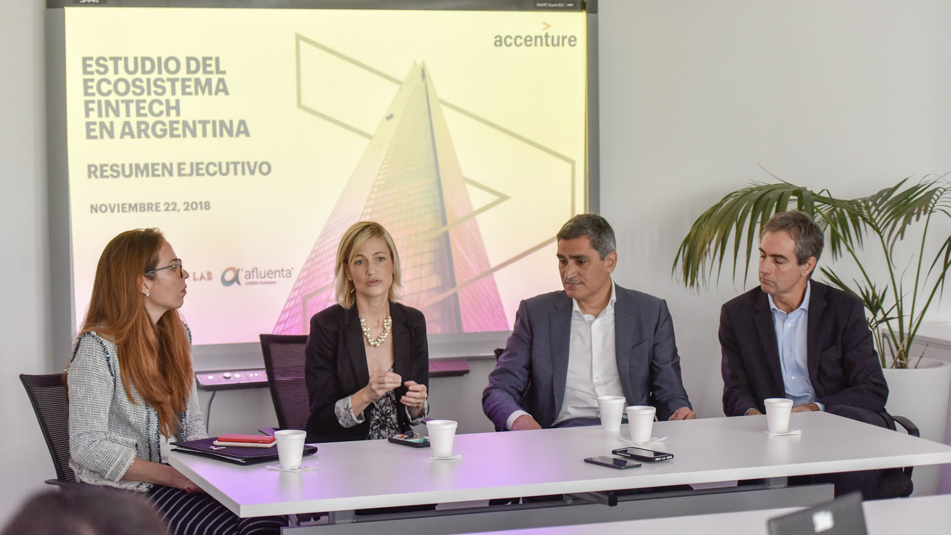 Viviana Alva Hart, de BID Argentina, Erika Molina, de BID Lab; Alejandro Cosentino, de Afluenta, y Diego Zorzoli, de Accenture, en la presentación del estudio (Adrián Escandar)