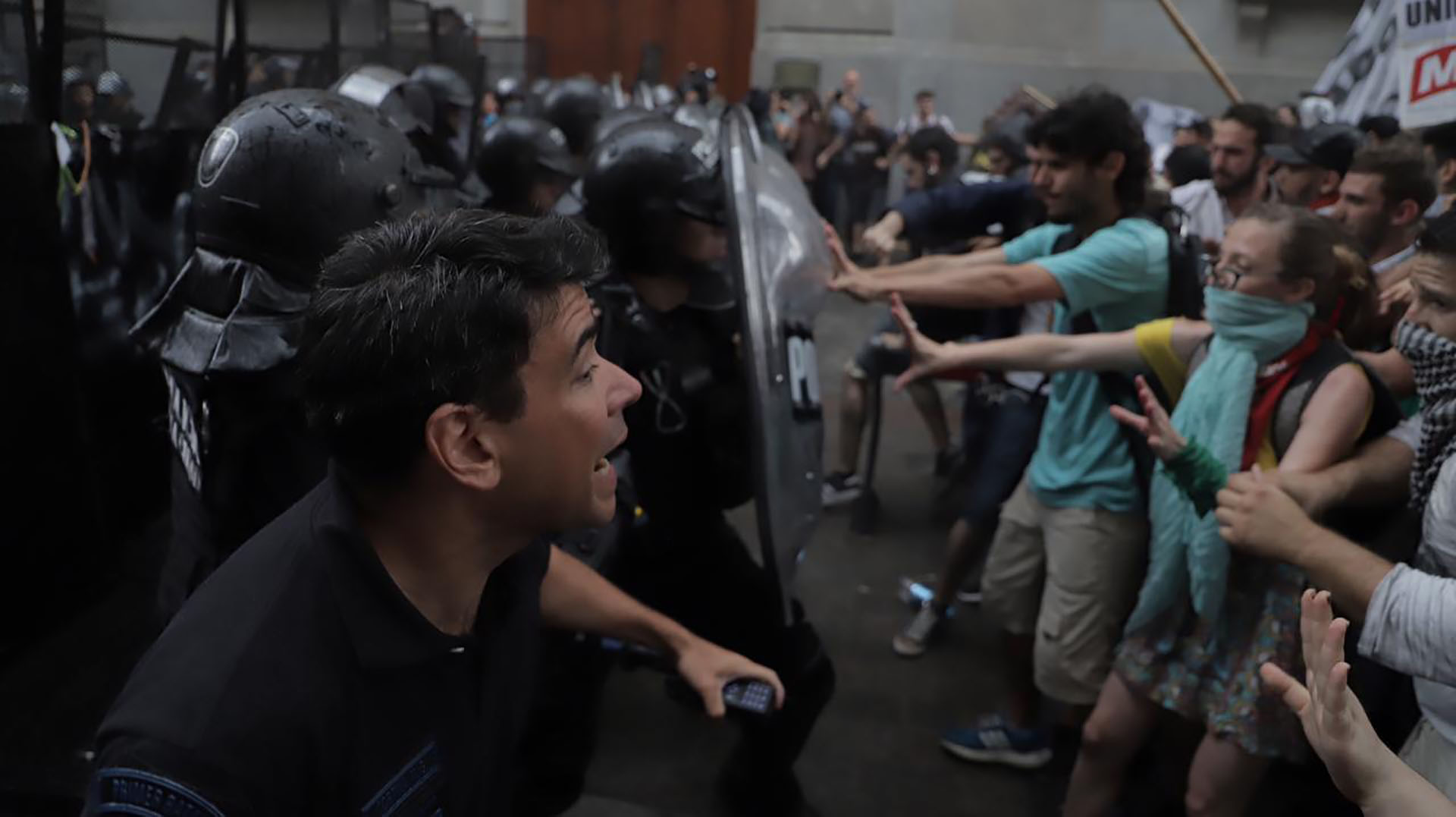 El debate en el recinto se desarrolla con un clima hostil en las calles que era previsible