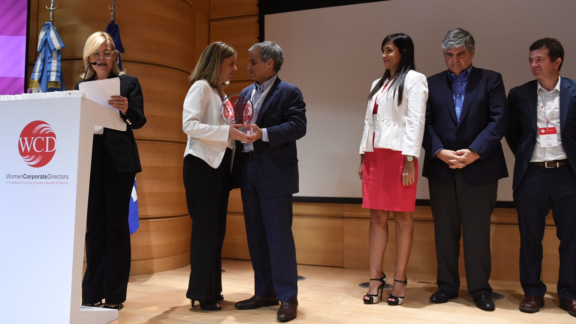 Néstor García, socio director ejecutivo de KPMG, entrega el galardón (Maximiliano Luna)