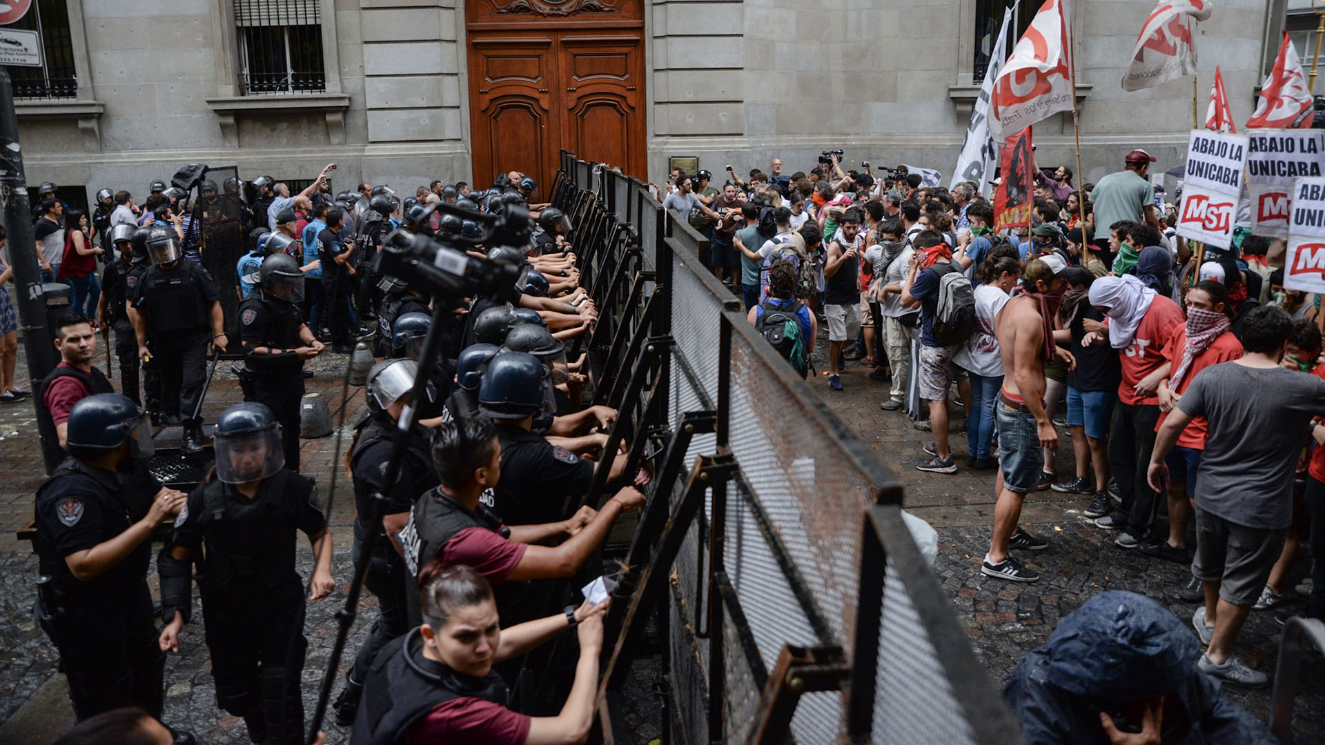 Junto a los manifestantes que protestan se pudo ver a varios dirigentes políticos