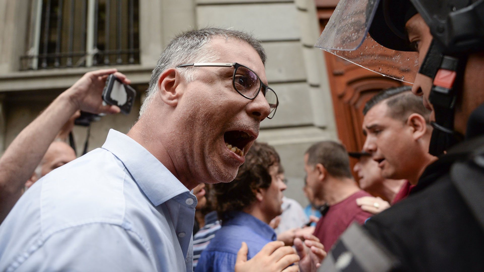 También se pudo observar en las primeras filas a los sindicalistas Eduardo López (UTE Ctera) y Francisco “Tito” Nenna