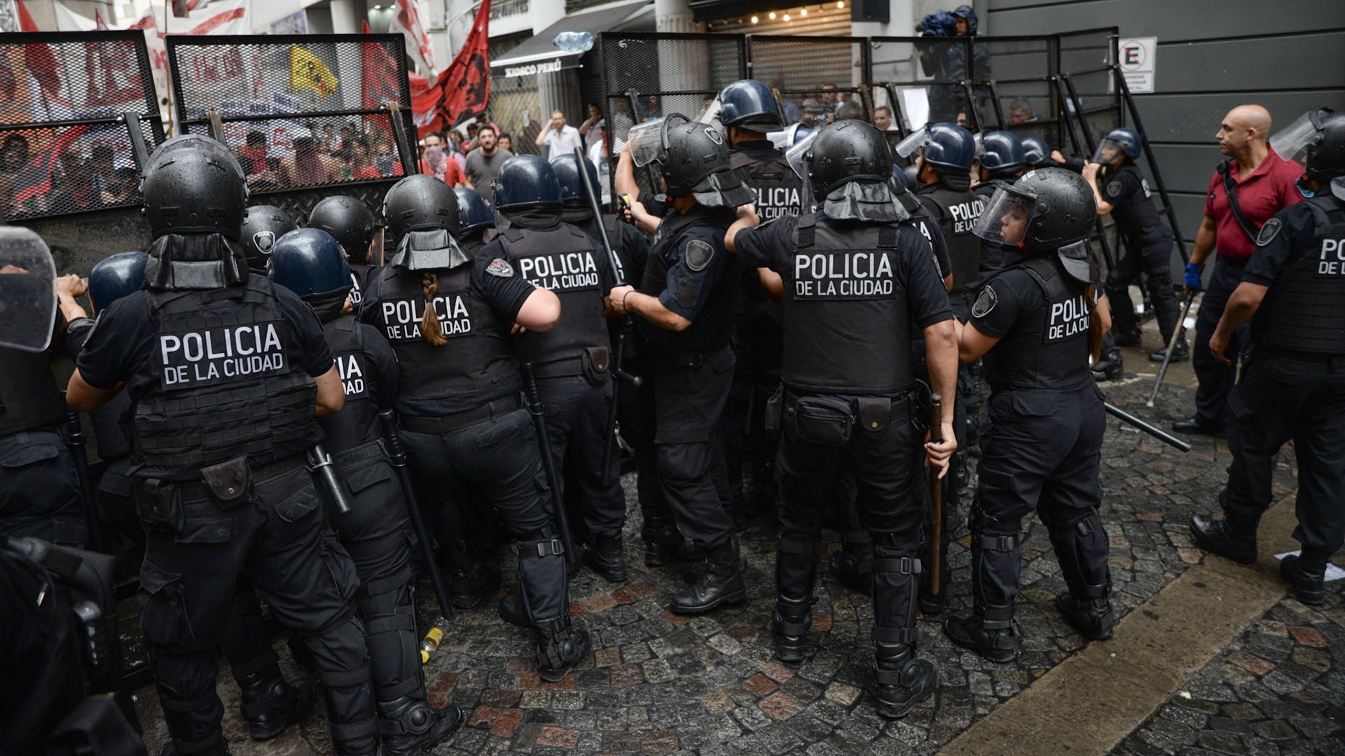 Para asegurar la sesión los diputados debieron ingresar al recinto durante la madrugada