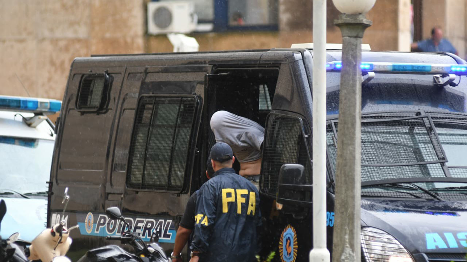 Fernández, al ser trasladado a declarar en Comodoro Py (Fabián Ramella)