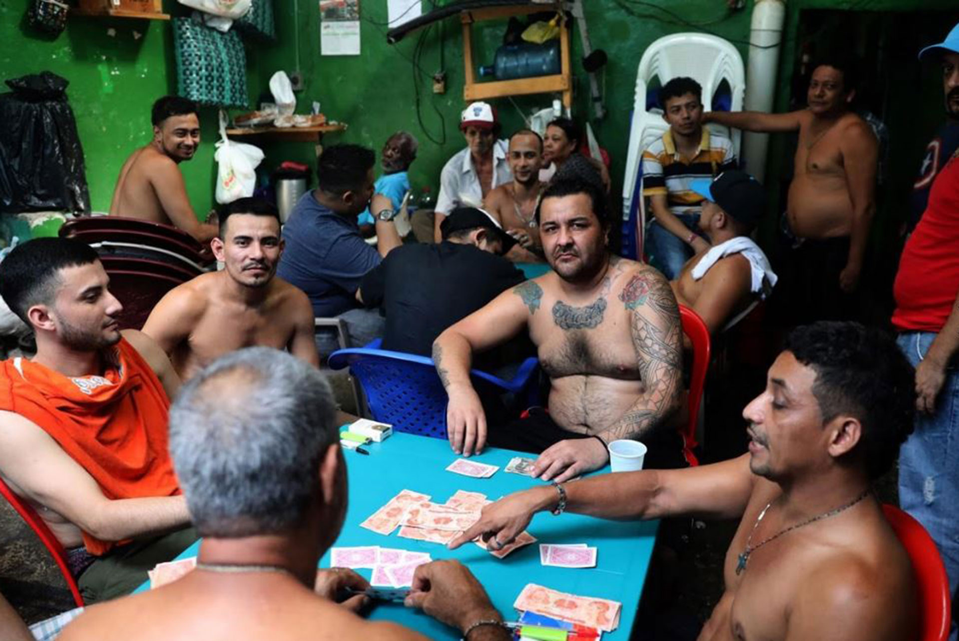 Un grupo de pandilleros se divierte jugando a las cartas