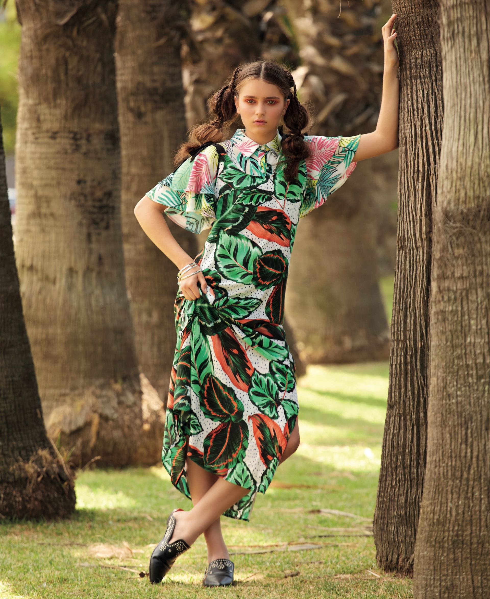 Camisa estampada con volados en la manga ($ 3.099, Melocotón), vestido de algodón estampado ($ 3.580, Tucci), esclavas con dijes ($ 400 c/u, La Cofradía) y mules de cuero con tachas ($ 5.240, Paruolo).