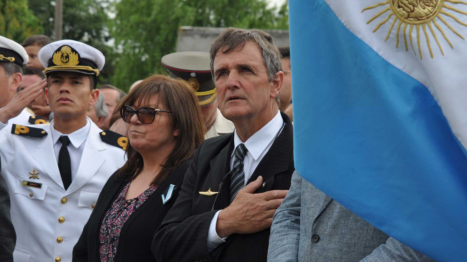 Emilio y Catalina, los papás de Diego, tripulante del ARA San Juan, durante el homenaje en el anfiteatro de Hinojo. Foto: Patricia Fernández Mainardi/DEF.