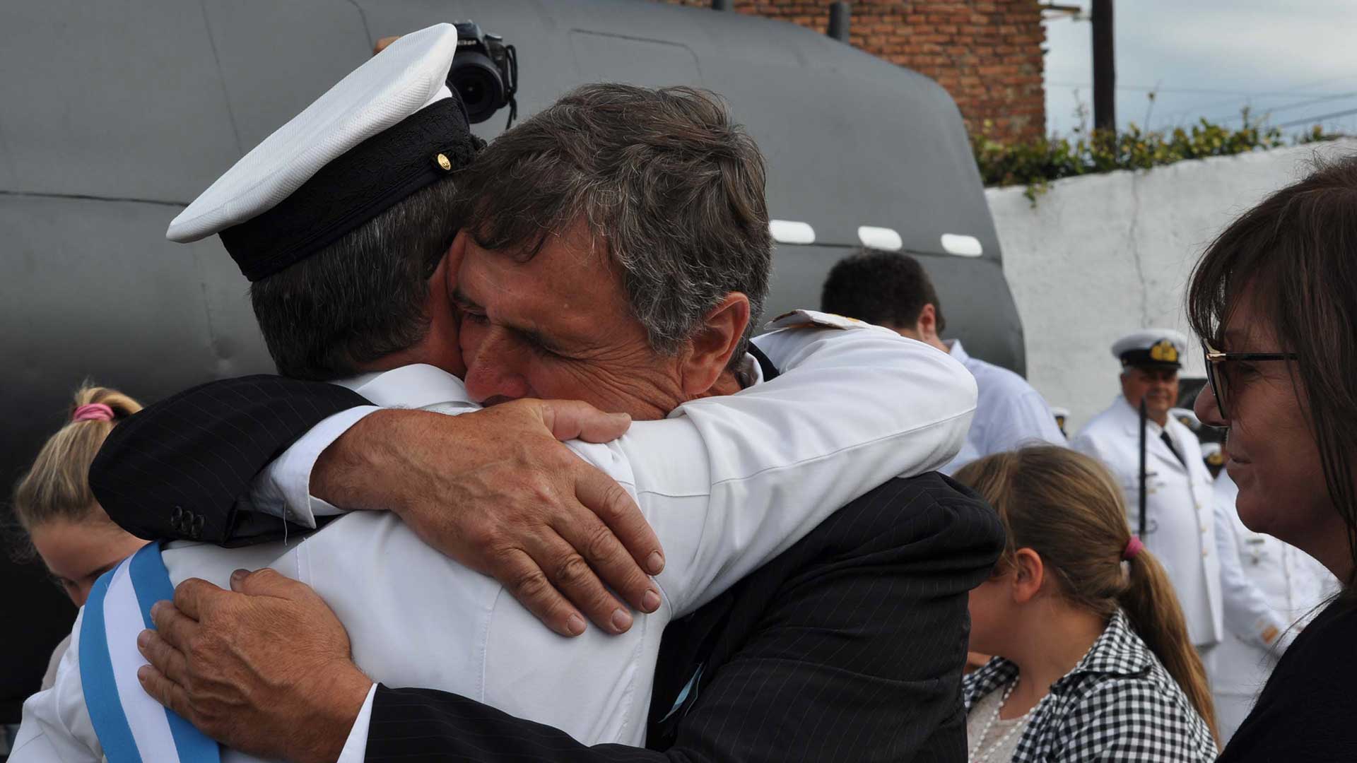 Emilio Wagner se funde en un emotivo abrazo con el suboficial mayor submarinista Juan Carlos Sampaoli durante la ceremonia. Foto: Patricia Fernandez Mainardi/DEF.