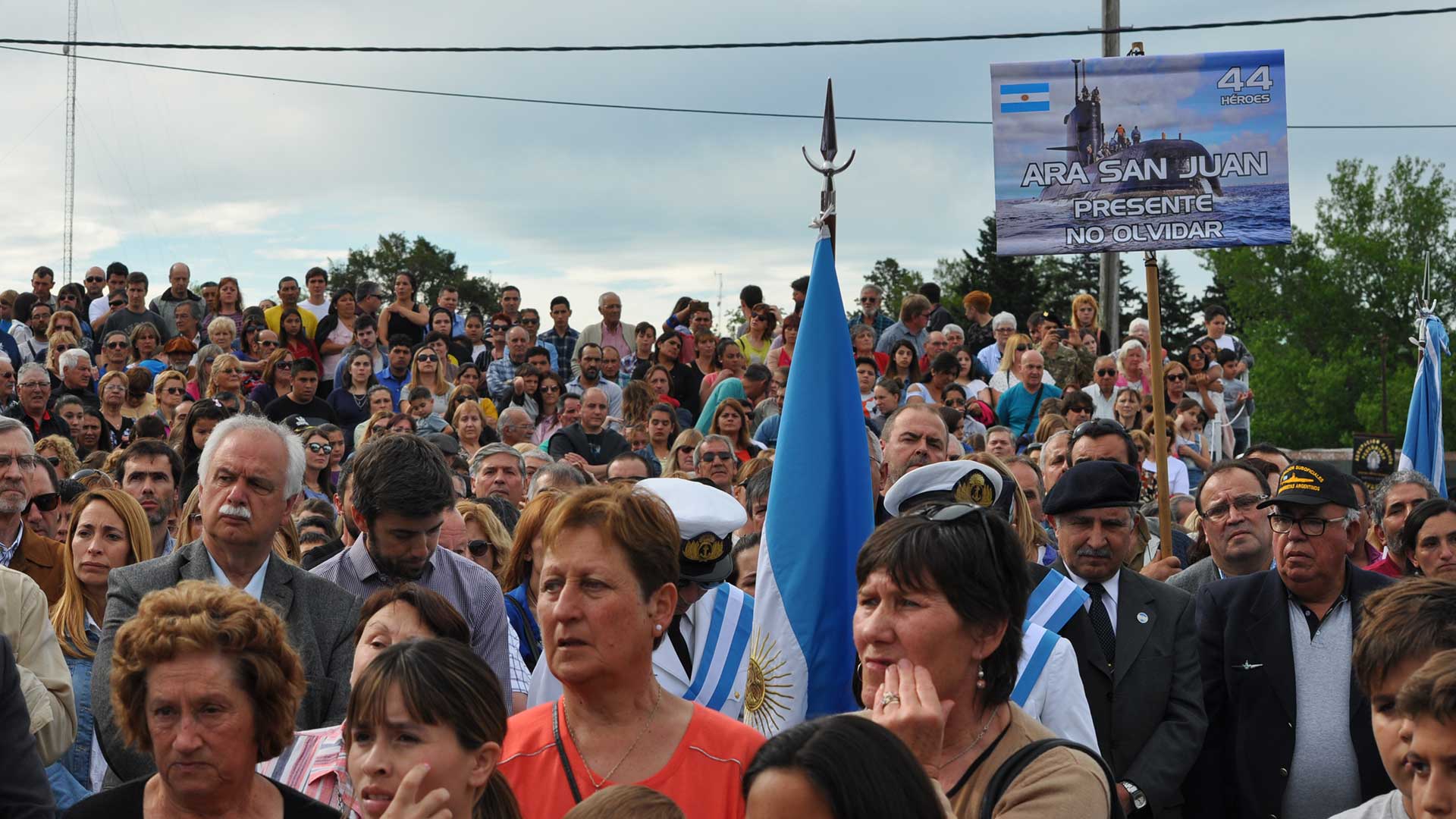 Los vecinos de Olavarría, presentes para homenajear a los 44 del ARA San Juan. Foto: Patricia Fernández Mainardi/DEF.