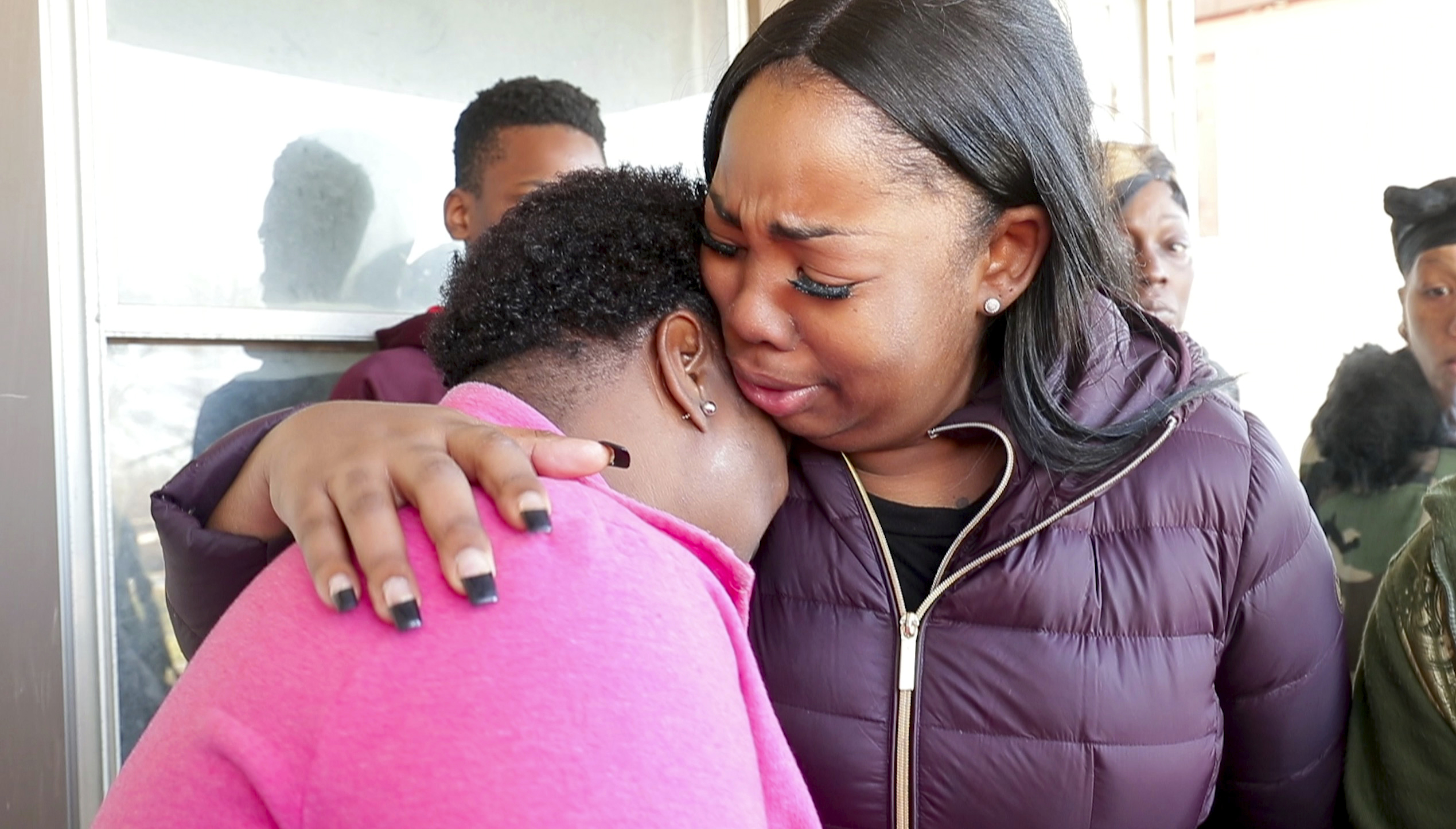 La madre de Sandra Parks, Bernice Parks es abrazada por Jasmine Wells, la abuela de la niña de 13 años que murió al ser alcanzada por una balada perdida en su casa (Mike De Sisti/Milwaukee Journal-Sentinel via AP)
