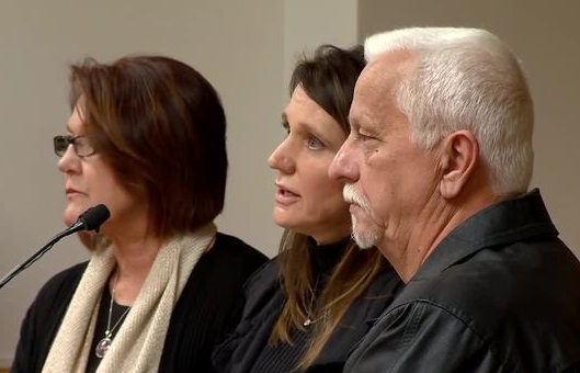 Los padres del monstruo de Denver, Cindy y Ronnie Watts, hacen declaraciones en la audiencia de sentencia de su hijo acompañados por su abogada
