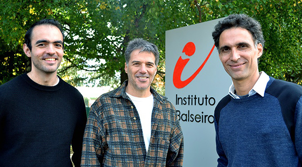Los tres físicos emprendedores del Instituto Balseiro, creadores del micro viscosímetro de sangre