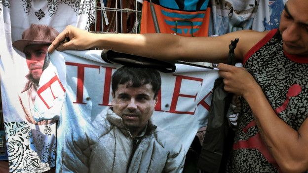 Parte de la mercancía con la imagen y/o nombre del capo que se vendía en el barrio de Tepito en 2016 (Foto: AFP)