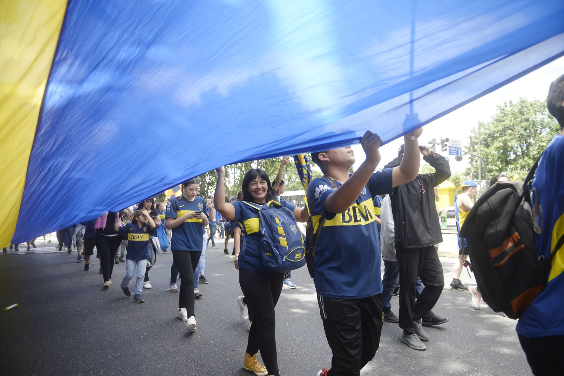 Cerca de las 15, el micro del plantel de Boca partirá hacia el estadio Monumental. Los hinchas lo despedirán y lo acompañarán por algunas cuadras en una suerte de caravana