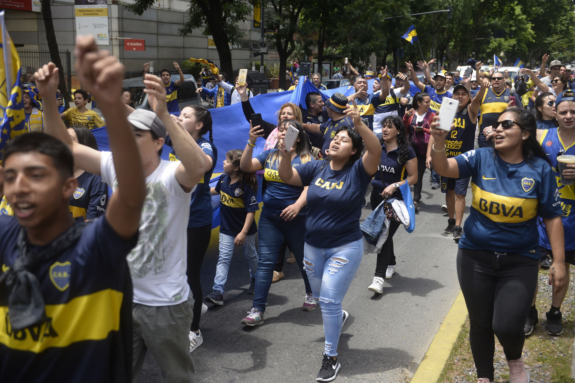 Una vez más, los hinchas brindaron su incondicional apoyo a los dirigidos por el mellizo. Ya lo habían hecho el pasado jueves, cuando 60 mil personas colmaron la Bombonera en un entrenamiento abierto