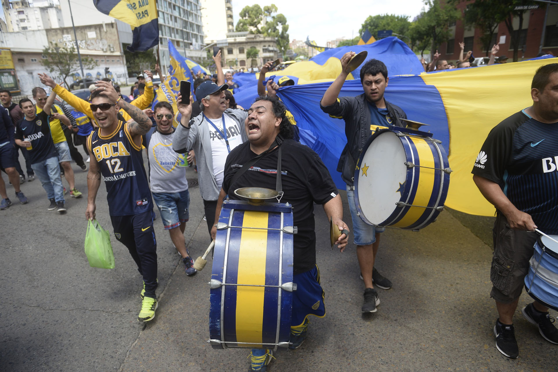 Las canciones y los gritos van en un solo sentido: ganar cueste lo que cueste esta tarde en Núñez para alzarse con la séptima Copa Libertadores de la historia del club
