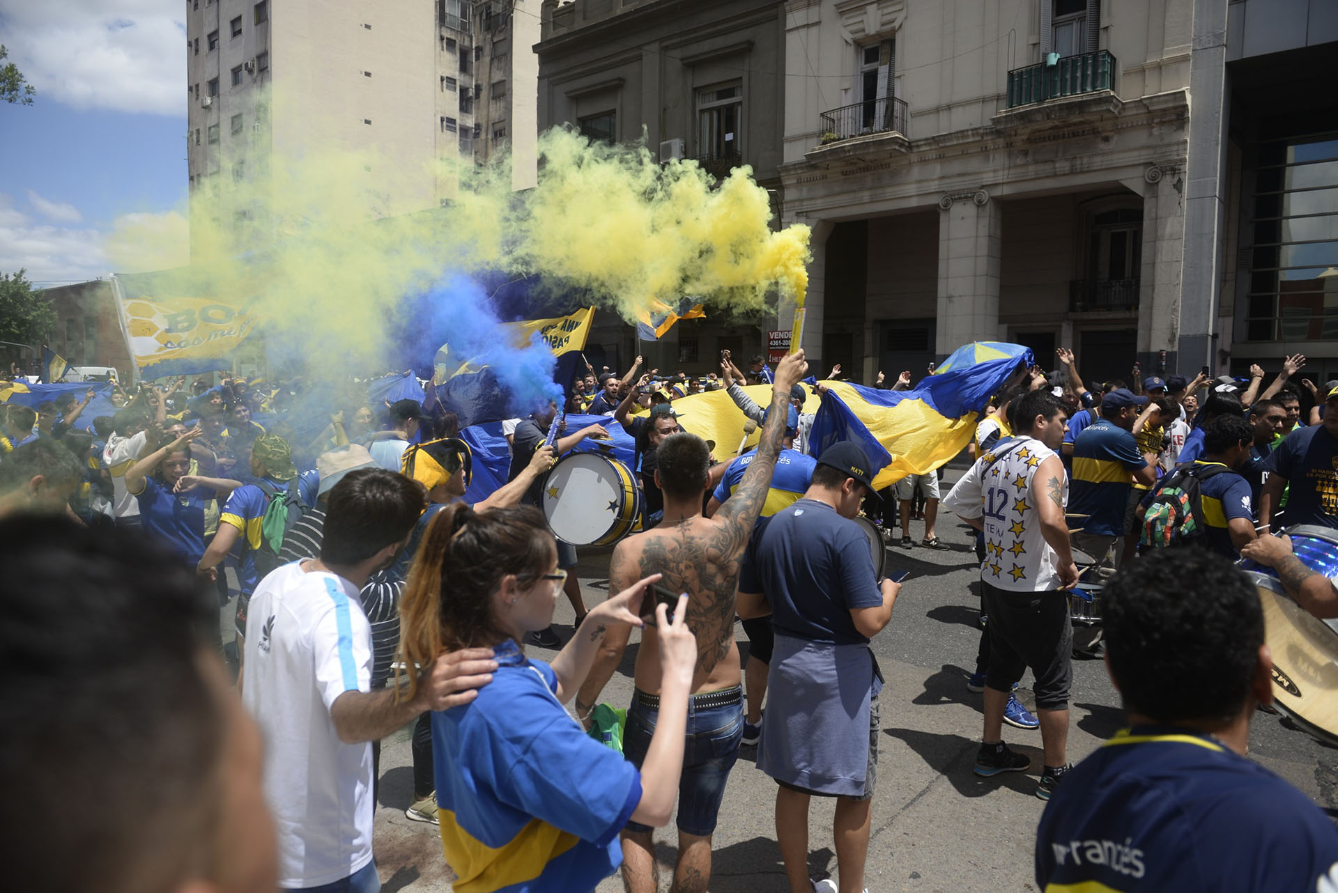 Con banderas, camisetas, globos y bengalas, los hinchas montaron una enorme fiesta “Azul y Oro”