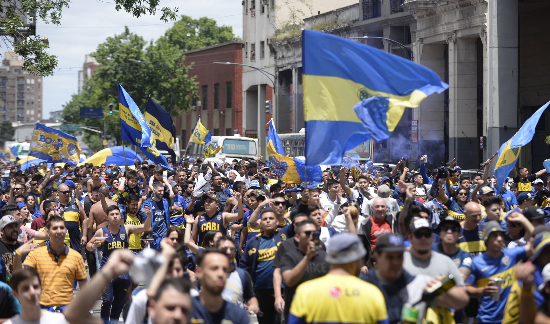 Los hinchas de Boca hicieron un banderazo en la previa de la Superfinal