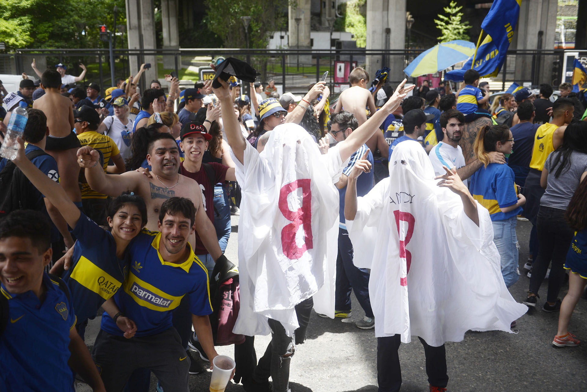 Los “Fantasmas de la B” para burlarse del descenso de River se hicieron presentes