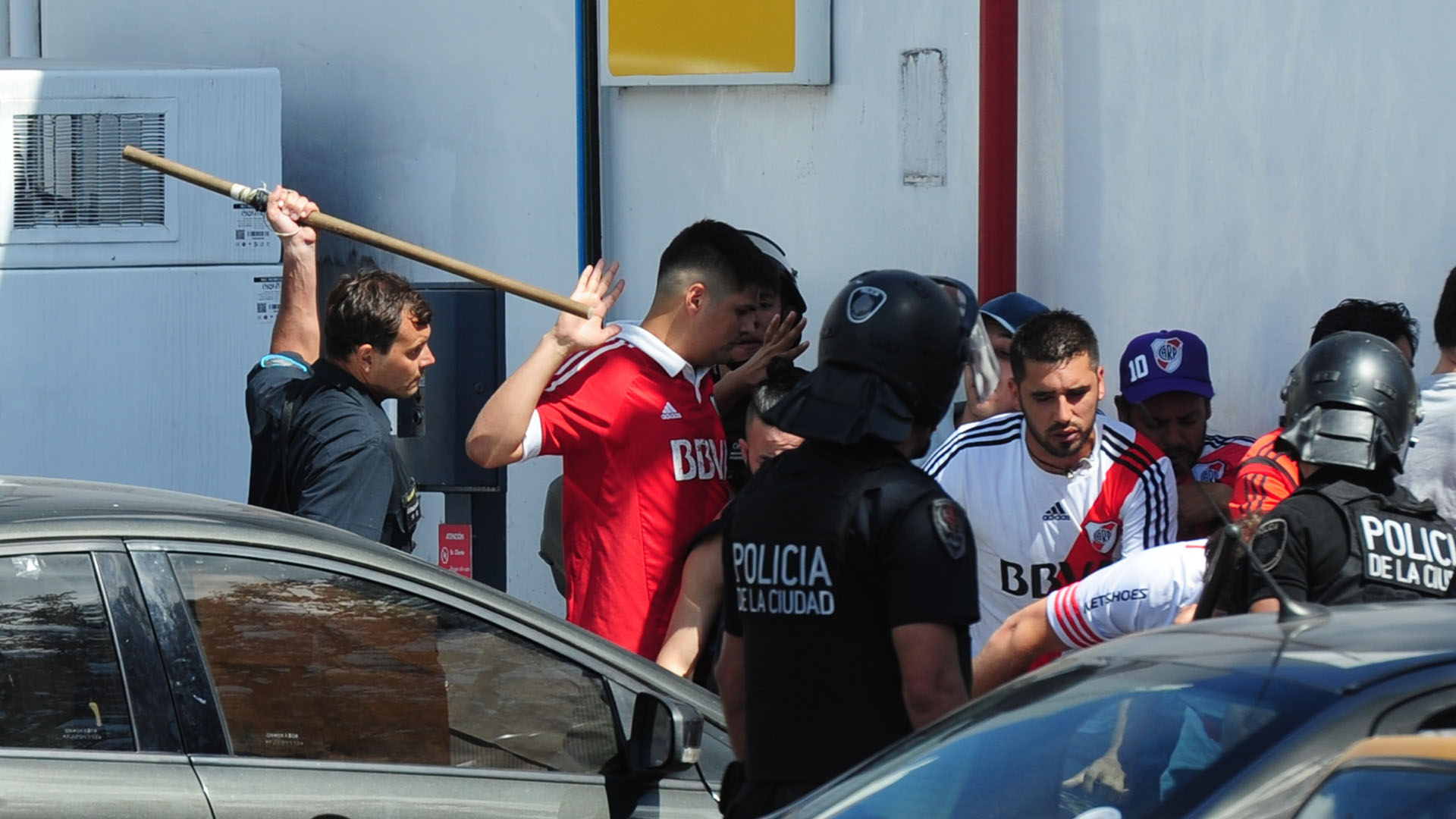 Se cerraron las puertas del Monumental durante algunos minutos y se interrumpió el ingreso de los hinchas (Télam)