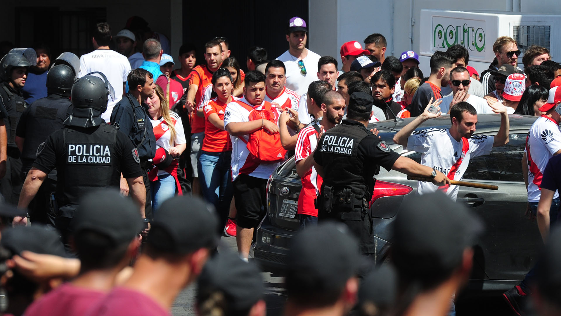 Hubo serios desmanes en el ingreso a la cancha (Télam)