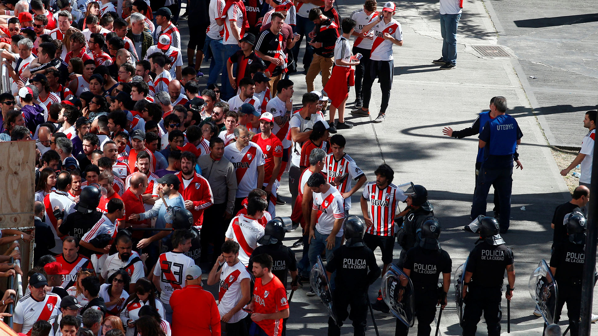 Hubo graves incidentes en los alrededores del estadio Monumental (Reuters)