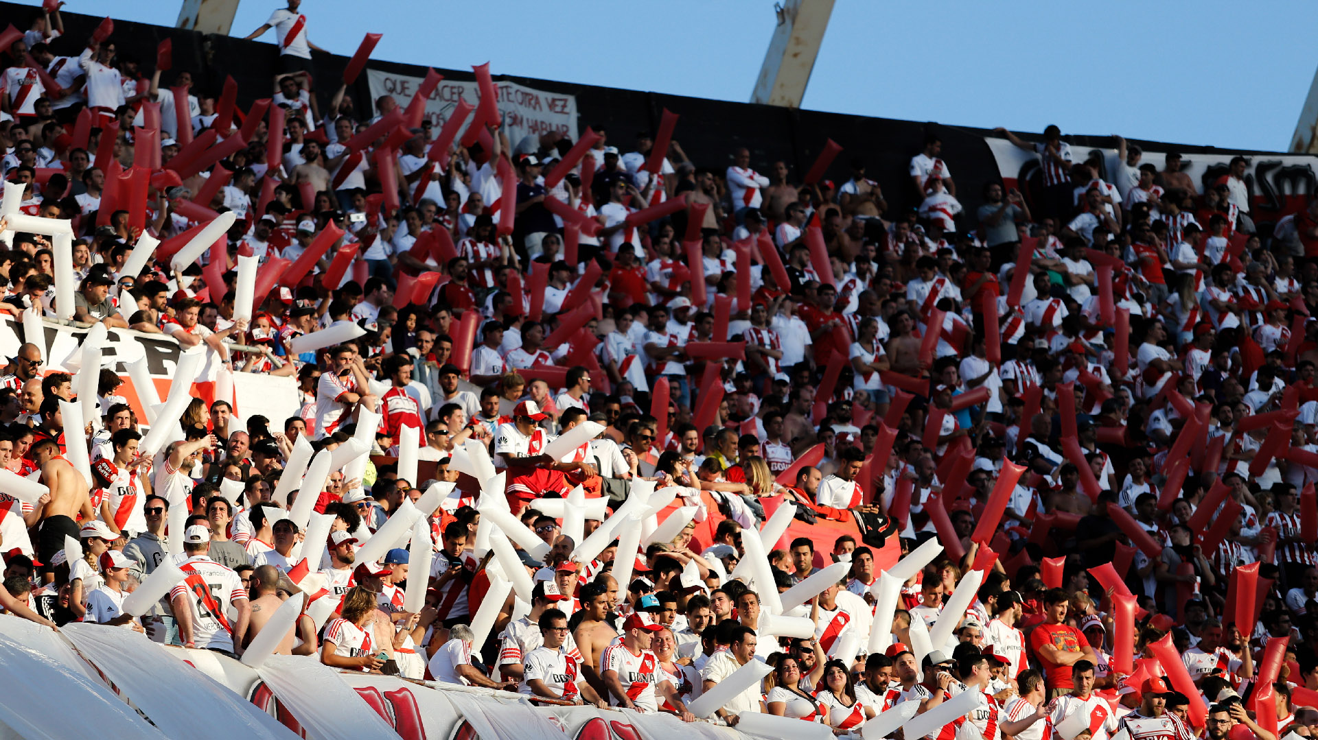 Se estima que diez mil socios de River viajarán a Madrid (Nicolás Aboaf)