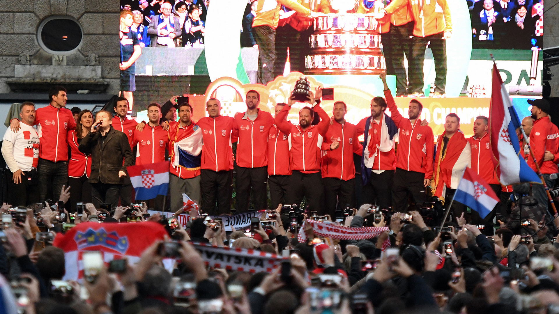 Después del festejo popular en el centro de la ciudad, el equipo de Copa Davis se dirigió al palacio presidencial de Pantovcak, para ser condecorados por la presidenta, Kolinda Grabar-Kitarovic
