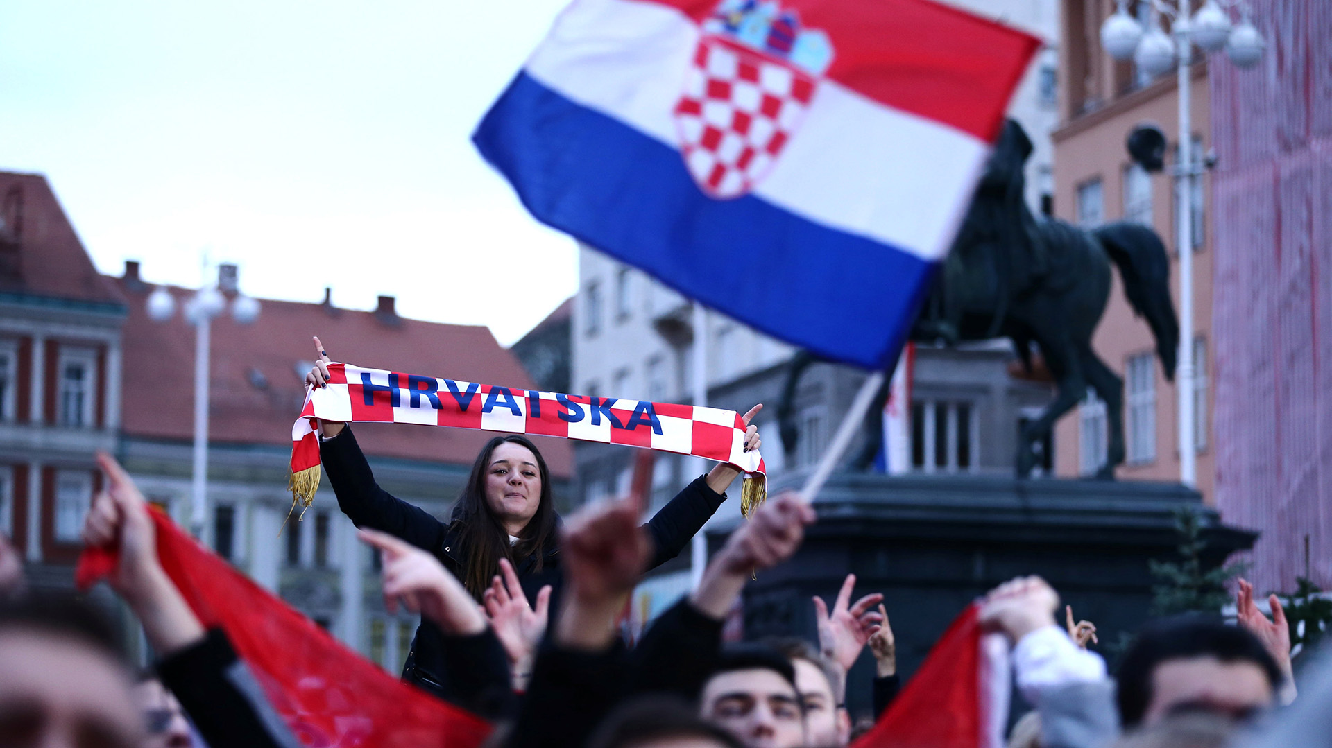 “Es fenomenal ser campeón mundial, ser recibido de esta forma, esto es como un sueño. ¡Estamos orgullosos de haber traído este trofeo a Croacia!”, declaró Cilic, ovacionado por la multitud