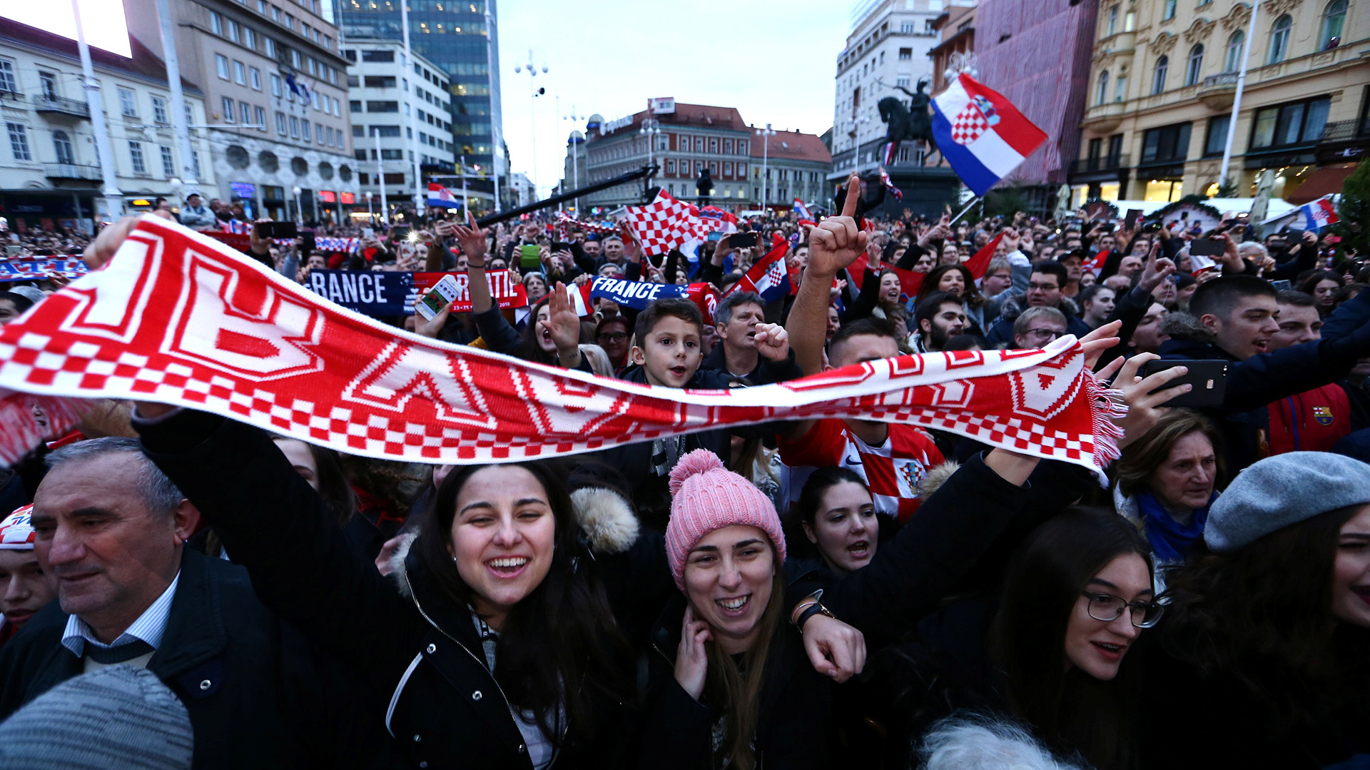 En la plaza se ha podido escuchar cánticos deportivos y el himno croata, que fue interpretado al comienzo de la ceremonia de bienvenida, organizada por el Ayuntamiento de Zagreb