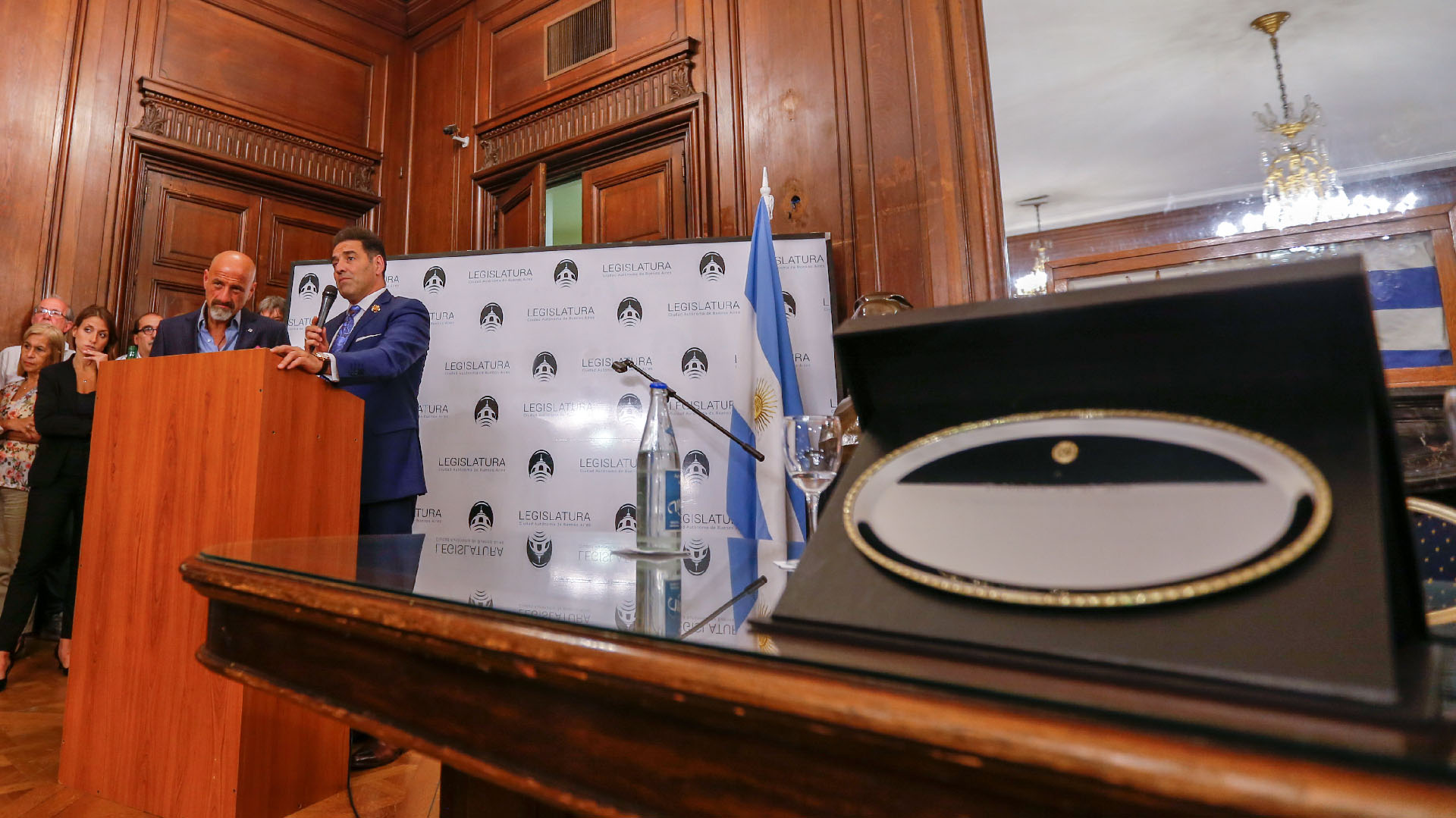 Una imagen del emotivo reconocimiento en la Legislatura